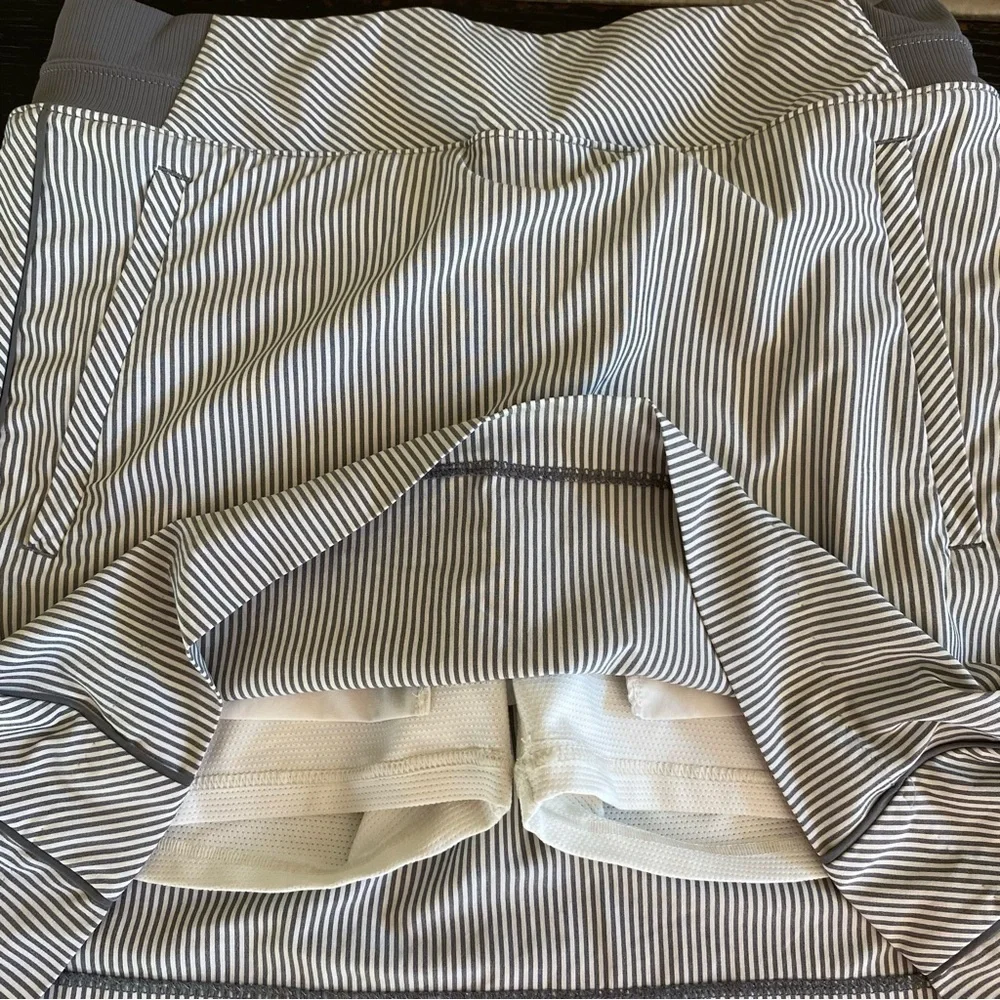 Athleta Brooklyn Women Skirt Skort Size 6 Striped Stretch Gray White Zip Pockets - Picture 5 of 9